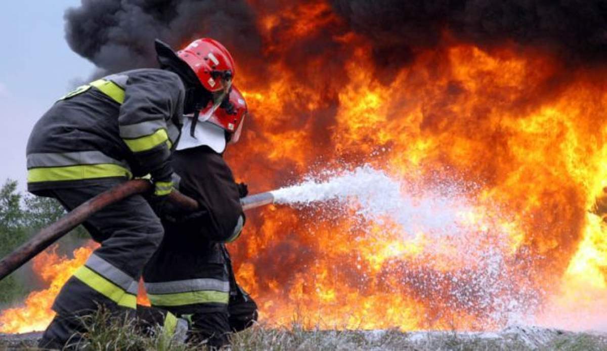 Explozie urmată de incendiu în Călan. Cinci persoane au fost evacuate din internatul liceului