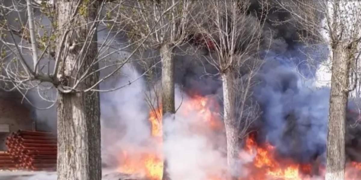 Pagubă majoră în Arad. Un copil de 11 ani a incendiat doi kilometri de țevi de plastic / FOTO