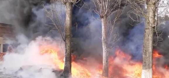 Pagubă majoră în Arad. Un copil de 11 ani a incendiat doi kilometri de țevi de plastic / FOTO