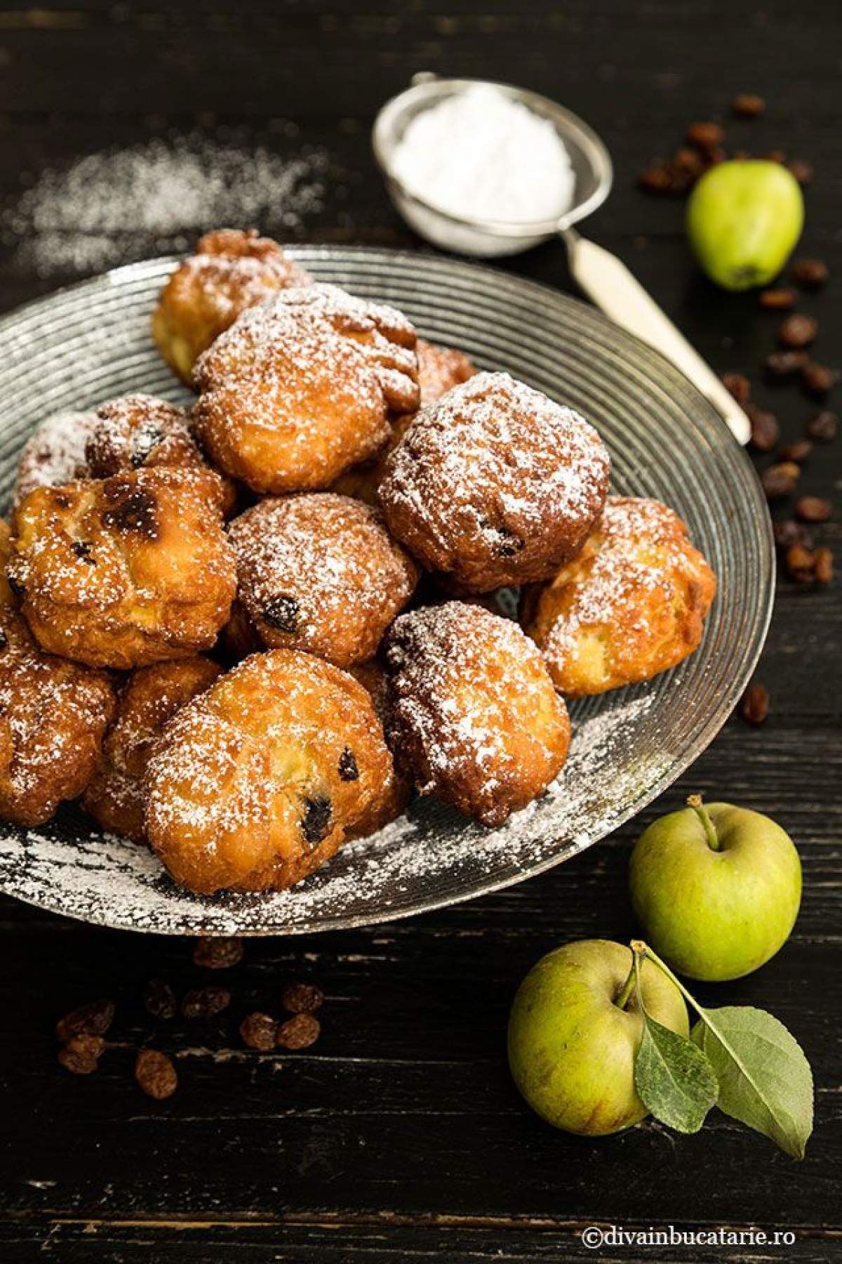 Rețetă de gogoși cu mere și stafide. Un desert delicios și ușor de preparat