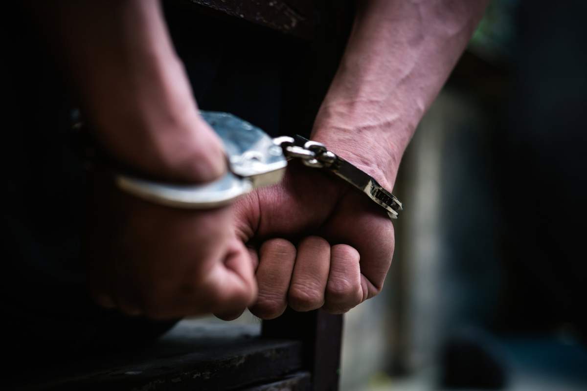 Incident Vâlcea Un bărbat și-a lovit bunica și mama cu un topor, în Vâlcea. S-a răzbunat, pentru că femeile au refuzat să îi dea bani