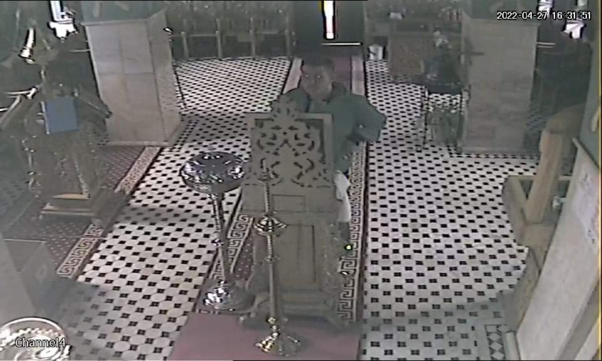 Hoț Timișoara Scene incredibile într-o capelă din Timișoara. Un bărbat s-a închinat la icoane, apoi a furat din geanta unei femei / FOTO
