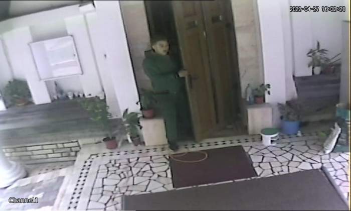 Scene incredibile într-o capelă din Timișoara. Un bărbat s-a închinat la icoane, apoi a furat din geanta unei femei / FOTO