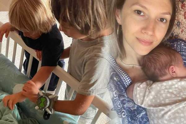 Adela Popescu, prima fotografie cu chipul celui de al treilea băiețel. Cum arată mezinul familiei / FOTO