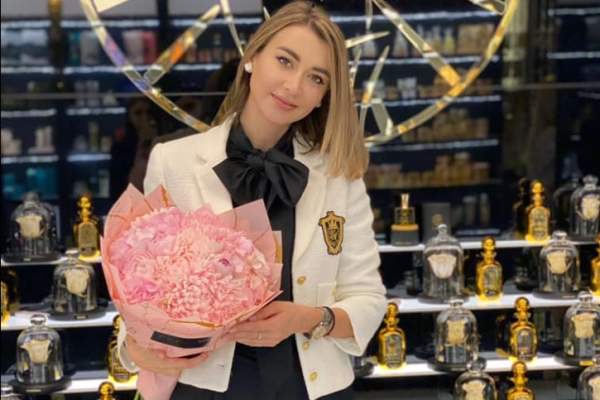Ce preț au parfumurile pe care le vinde Denisa Tănase în magazinele sale. I s-a furat multă marfă în Polonia