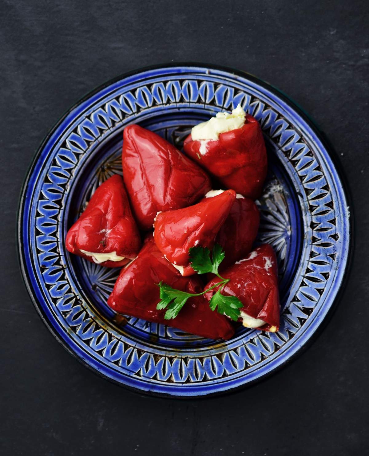 Ardei copți umpluți cu brânză feta. Rețeta care te va duce cu gândul la Grecia Ardei copți umpluți cu brânză feta. Rețeta care te va duce cu gândul la Grecia