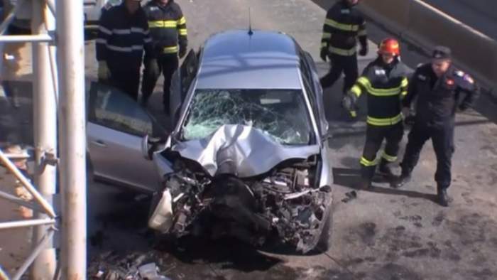 imagine cu mașina distrusă în urma impactului