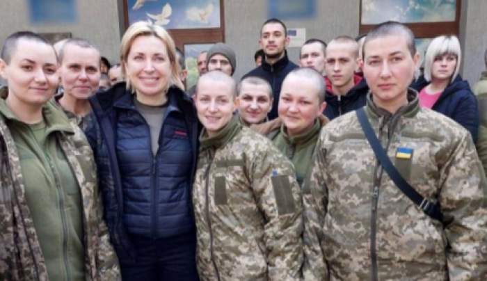Femeile din armata ucraineană, rase în cap de soldații lui Vladimir Putin, după ce au fost luate prizoniere