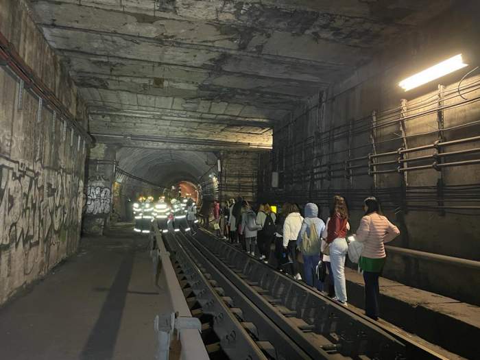 Defecțiune la metrou! Călătorii au fost evacuați prin tunel