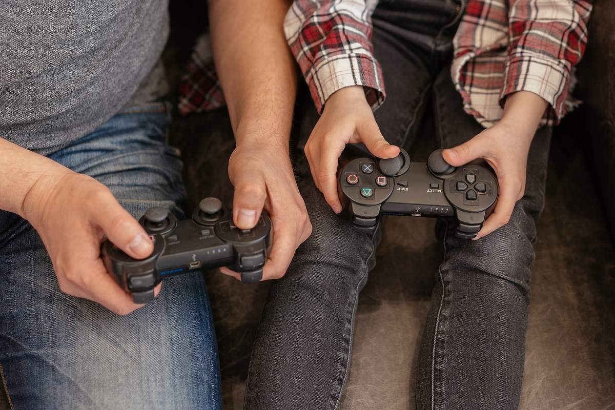 Jocuri video tată și fiu jucându-se