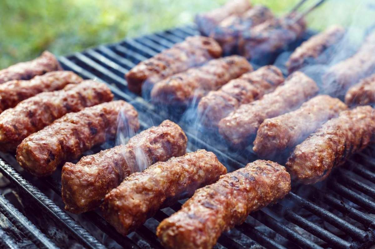 Cât costă o porție de mici la Obor, după ce alimentele s-au scumpit vizibil. Care este produsul fast-food mai costisitor cu 150%