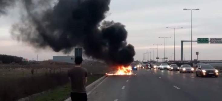 Incendiu de proporții pe autostrada A3. O mașină cumpărată în urmă cu trei zile a luat foc, iar șoferul a scăpat ca prin minune / FOTO