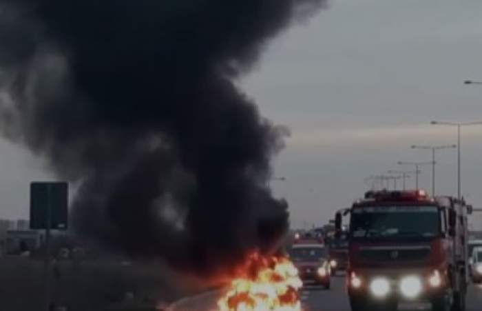 Incendiu de proporții pe autostrada A3. O mașină cumpărată în urmă cu trei zile a luat foc, iar șoferul a scăpat ca prin minune / FOTO