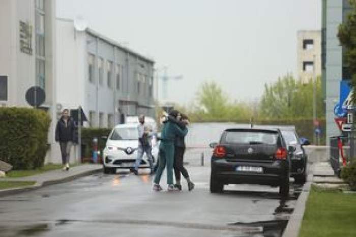 Oana Sârbu este încă îndoliată după moartea tatălui ei. Imaginile care spun adevărul despre starea de spirit a actriței / PAPARAZZI