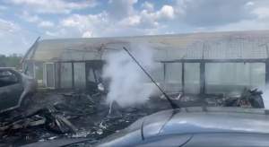 Incendiu uriaș în Giurgiu. Un centru de dezmembrări auto a ars în totalitate