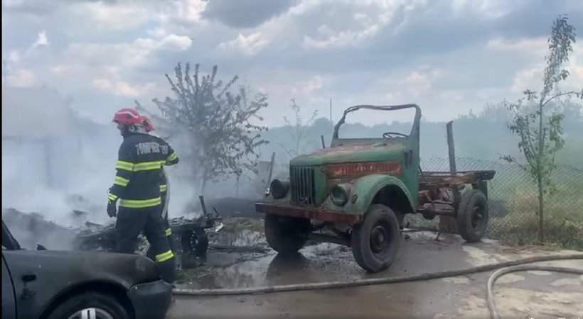 Incendiu uriaș în Giurgiu. Un centru de dezmembrări auto a ars în totalitate