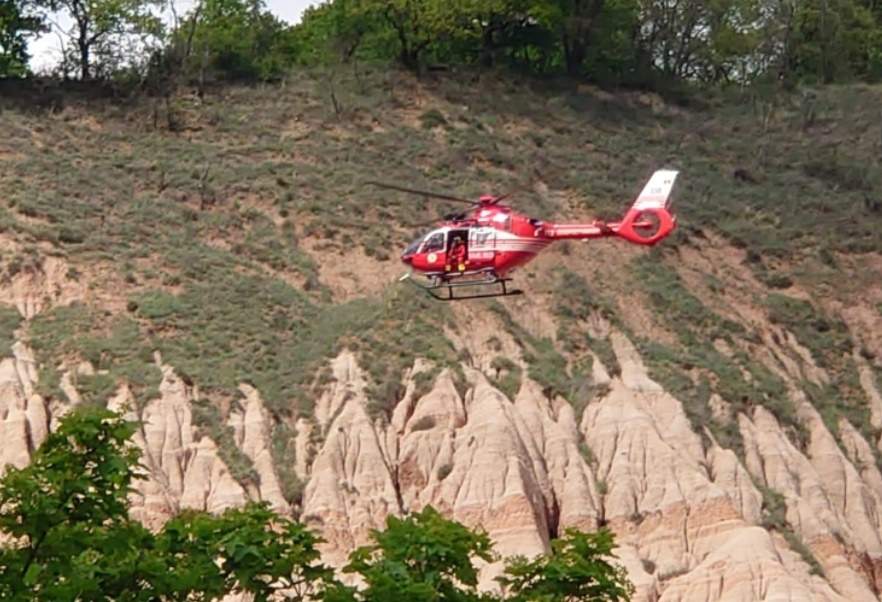 Un ATV în care se aflau doi copii s-a răsturnat la Râpa Roşie, Alba. Un elicopter SMURD și alpiniștii intervin de urgență / FOTO