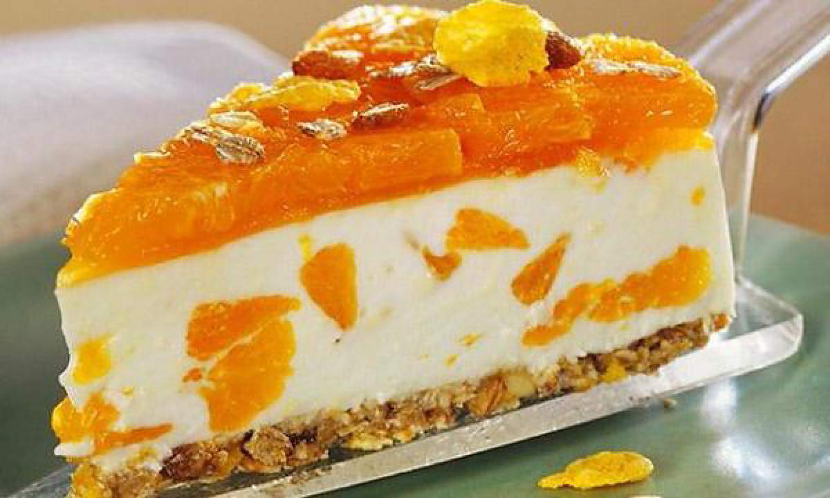 Prăjitură cu brânză și mandarine la tavă. Rețeta perfectă pentru masa de 1 mai