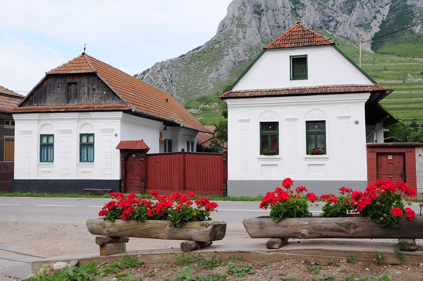 Satul din România care arată ca în Elveția. Nu ai auzit de el, dar străinii se bat să-l viziteze