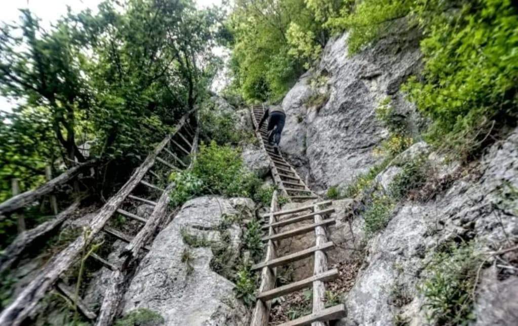 Satul din România unde localnicii ajung doar cu scara! Trebuie să vezi imaginile să te convingi!