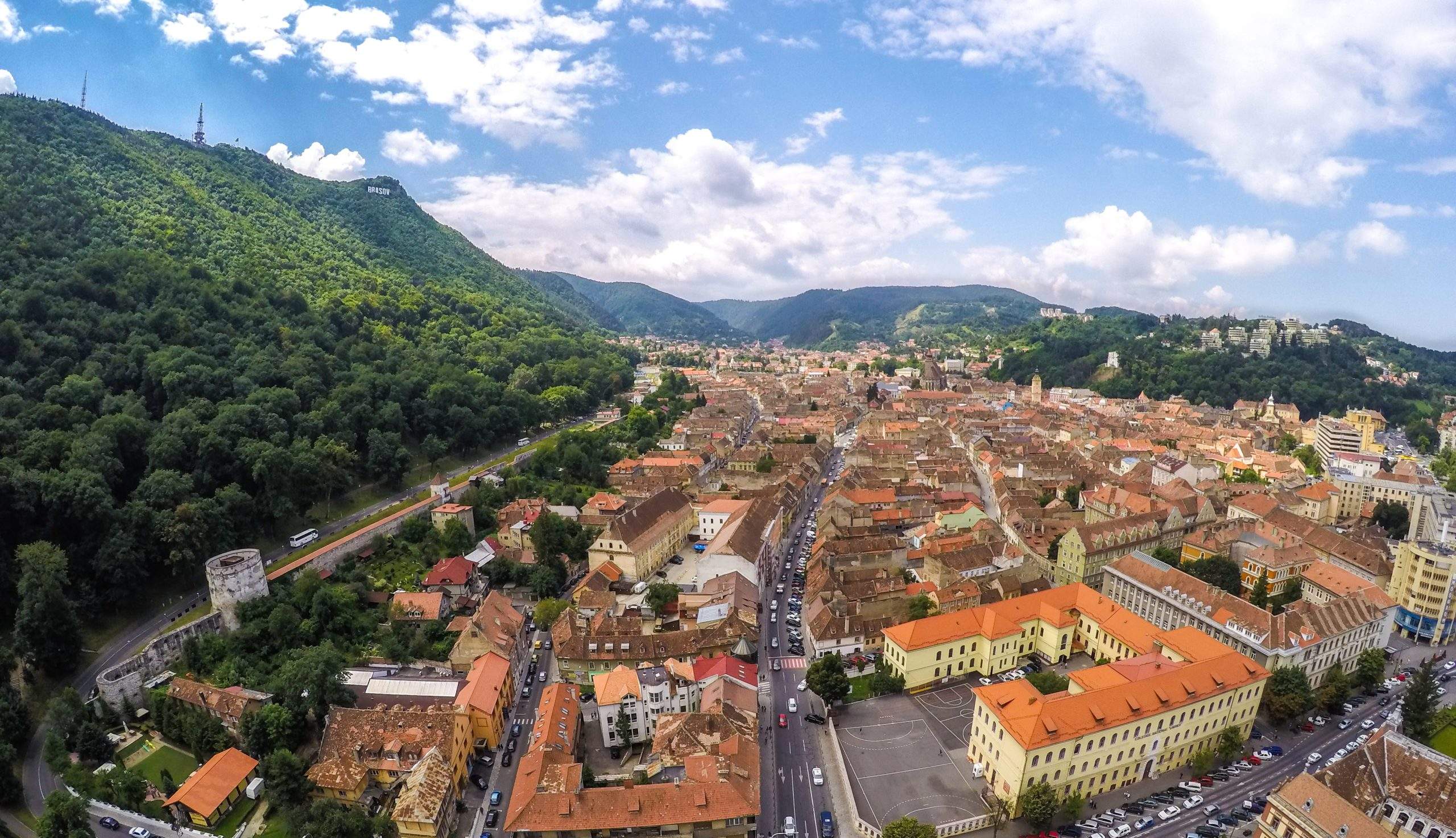 Orașul din România cu cea mai îngustă stradă din Europa de Est! Mai sunt doar două în lume! A fost plasată recent în ghidul turistic Michelin