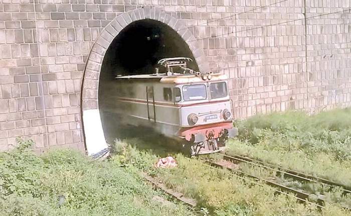 tren care iese din tunelul feroviar de sub Galați