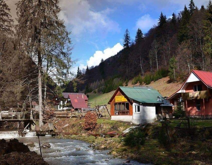 Satul din România în care oamenii vorbesc o limbă secretă. Ce ascunde ea și unde e folosită de peste 100 de ani