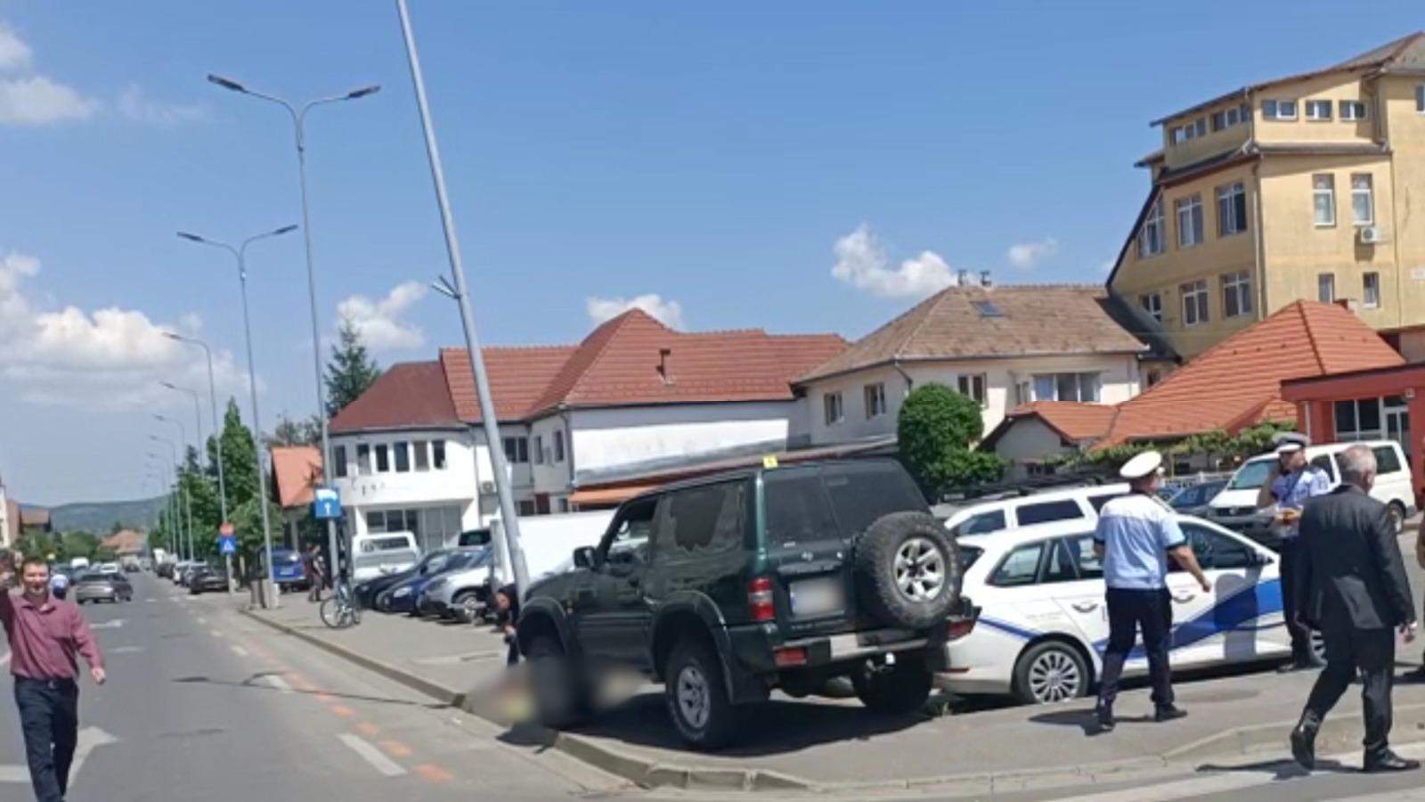 Accident mortal în Sibiu. Doi pietoni au fost loviți de o mașină pe trotuar. Unul dintre ei a decedat / FOTO