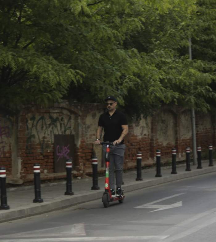 Cum reușește Tudor Mihăiță să fenteze aglomerația din oraș. Fiul actorului George Mihăiță a făcut slalom printre zecile de mașini / PAPARAZZI