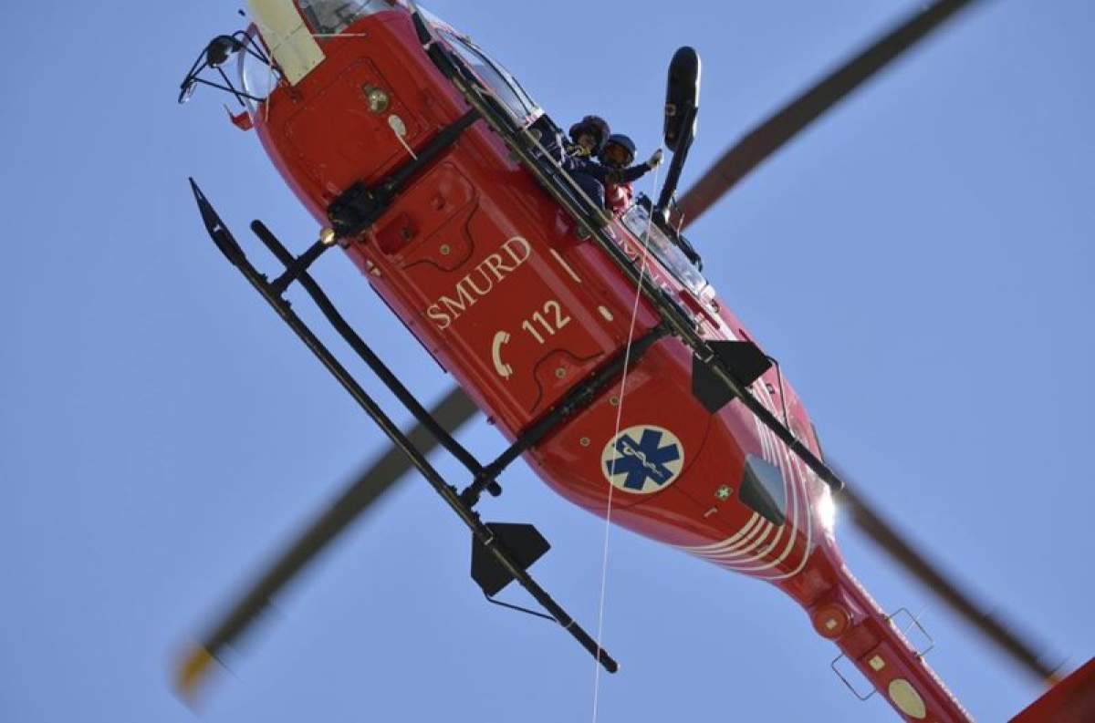 Elicopter SMURD Un băiat de 17 ani din Bistrița s-a împuşcat cu arma de vânătoare a tatălui său. Chiar adolescentul a sunat la 112