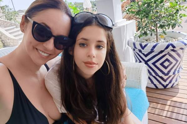 Andreea Marin ține cont de sfaturile vestimentare ale fiicei sale, Violeta: “Uneori mă îmbrac cum spune ea’’