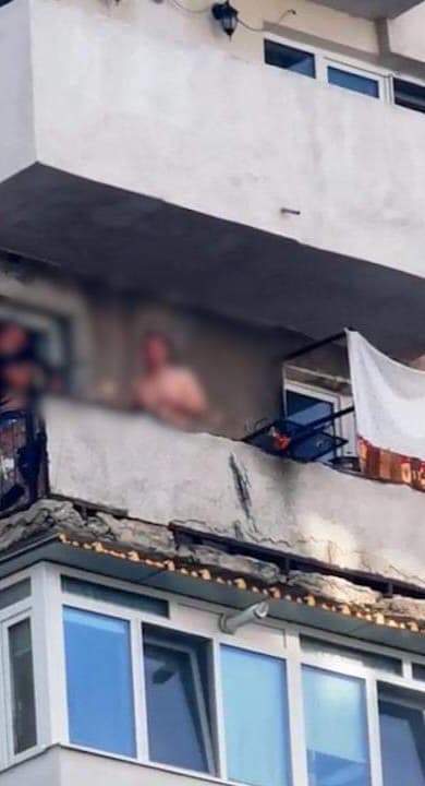 Patru tineri din Focșani au făcut grătar pe balcon, dar l-au scăpat din greşeală de la etajul 8. Ce s-a întâmplat e șocant / FOTO