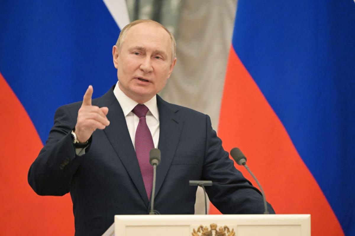 Vladimir Putin Vladimir Putin a fost operat de urgență la Moscova. Președintele ar avea cancer și deja au fost pregătite două sosii