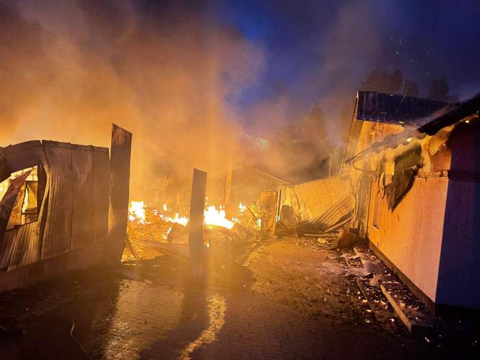 Incendiu puternic în Botoșani! Flăcările au cuprins un atelier de mobilă și o locuință / FOTO
