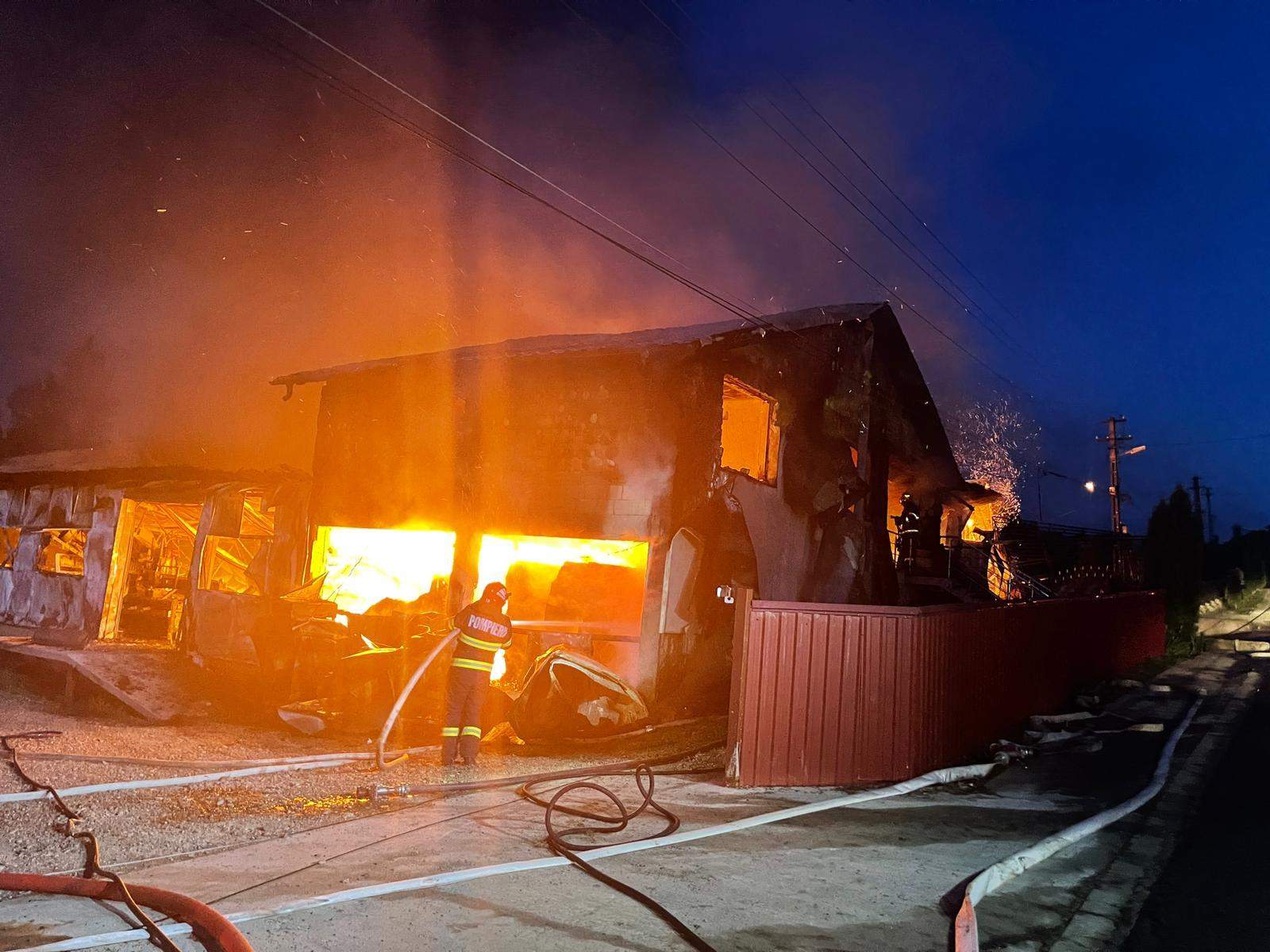 Incendiu puternic în Botoșani! Flăcările au cuprins un atelier de mobilă și o locuință / FOTO