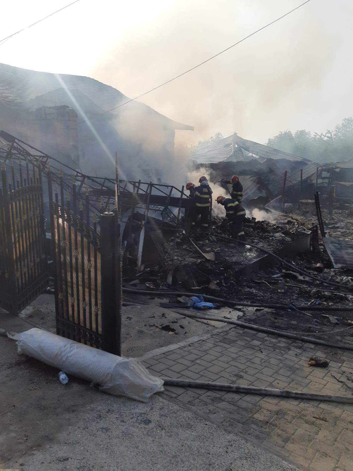 Incendiu puternic în Botoșani! Flăcările au cuprins un atelier de mobilă și o locuință / FOTO