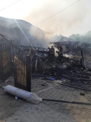 Incendiu puternic în Botoșani! Flăcările au cuprins un atelier de mobilă și o locuință / FOTO
