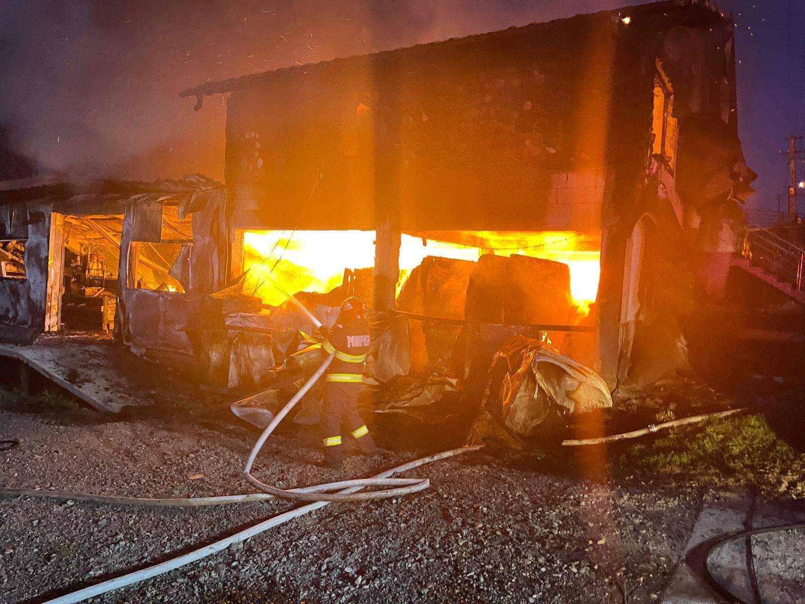 Incendiu puternic în Botoșani! Flăcările au cuprins un atelier de mobilă și o locuință / FOTO