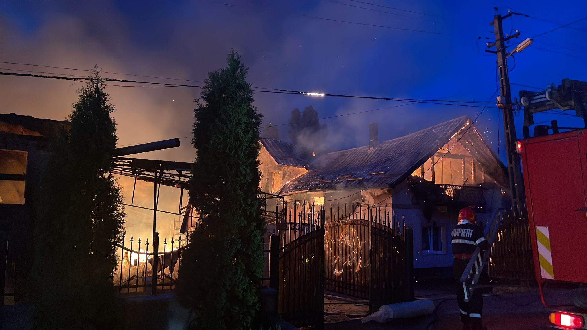 Incendiu puternic în Botoșani! Flăcările au cuprins un atelier de mobilă și o locuință / FOTO