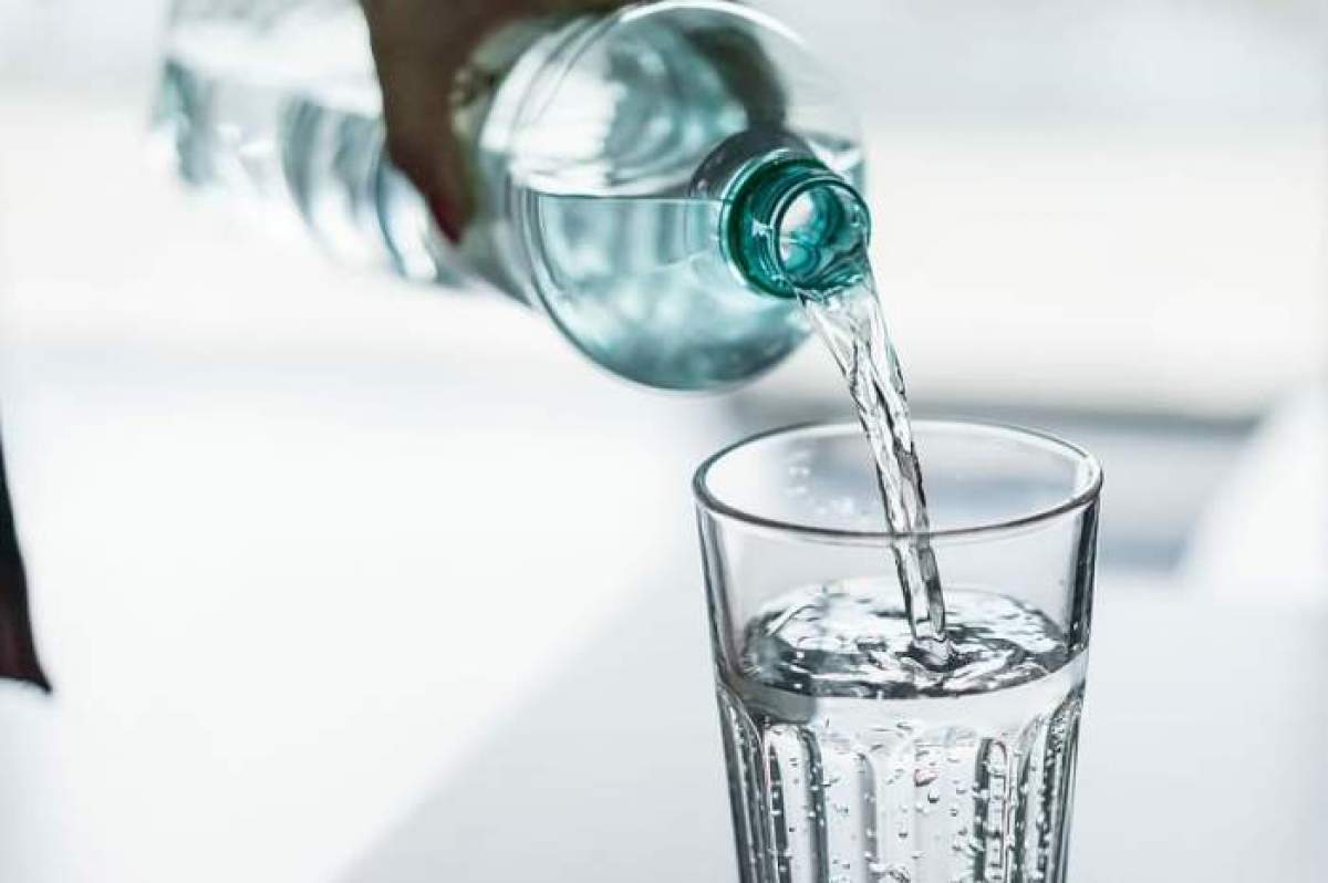 De ce nu e bine să bei apă după masă. Ce spun nutriționiștii despre greșeala pe care mulți o fac