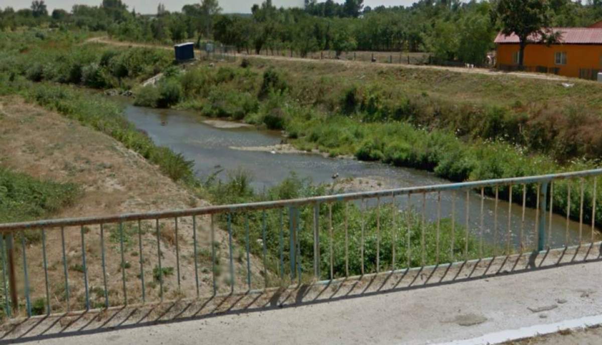 Un bărbat a fost găsit mort pe malul unui râu, în Teleorman. Localnicii susțin că a fost ucis, pentru că era îndrăgostit de o femeie măritată