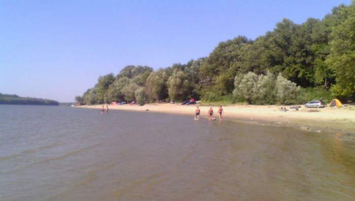 Plaja sălbatică din România, situată la 70 de km de București. Nu mai faci trei ore până la Constanța! Unde găsești ”marea fără valuri”