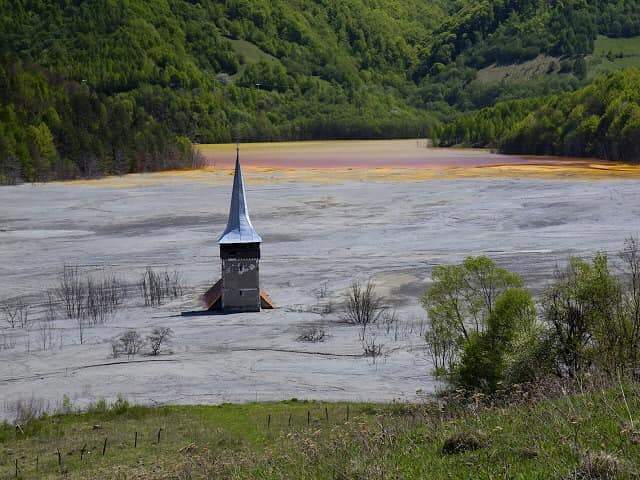 Satul scufundat din România! Ce s-a întamplat în acest loc sinstru. O adevărată catastrofă!