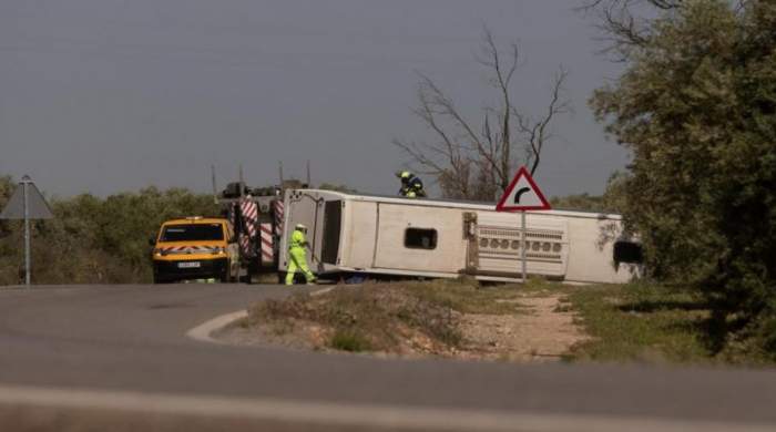 Un autobuz cu 18 muncitori români s-a răsturnat pe o șosea din Spania. Doi dintre ei au murit pe loc / FOTO