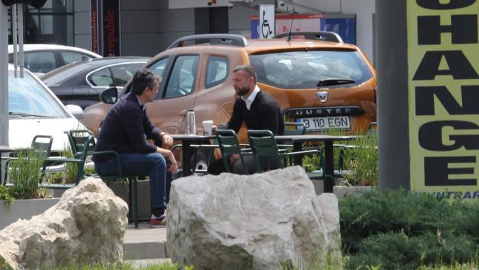 Ce nu face Răzvan Raț pentru o cafea cu prietenii?! Unde și-a parcat fostul fotbalist noul lui bolid de lux / PAPARAZZI