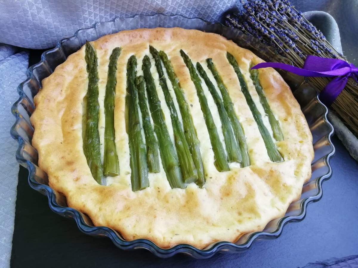 Tartă sparanghel Tartă cu brânză și sparanghel. Pregătește-te de vară cu această rețetă delicioasă