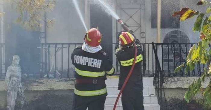 pompieri stingând incendiu