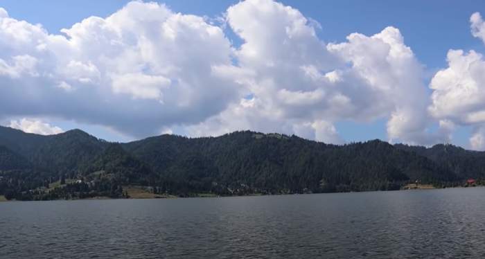 Stațiunea montană din România cu plajă la 900 de metri altitudine. Imagini de vis cu ”Marea de la Munte” / FOTO