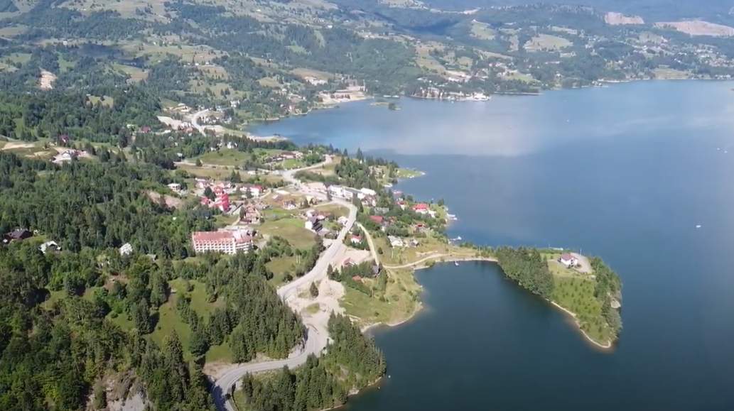 Stațiunea montană din România cu plajă la 900 de metri altitudine. Imagini de vis cu ”Marea de la Munte” / FOTO