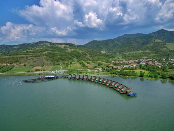 Satul lacustru din România și singurul de la noi din țară. Priveliști de vis din Clisura Dunării, la poalele munților / FOTO